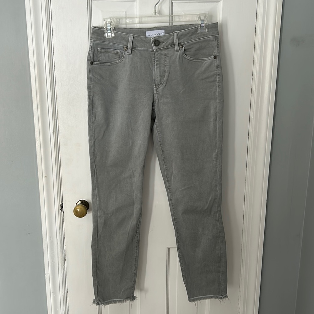 Loft “The Curvy Skinny Crop” size 2